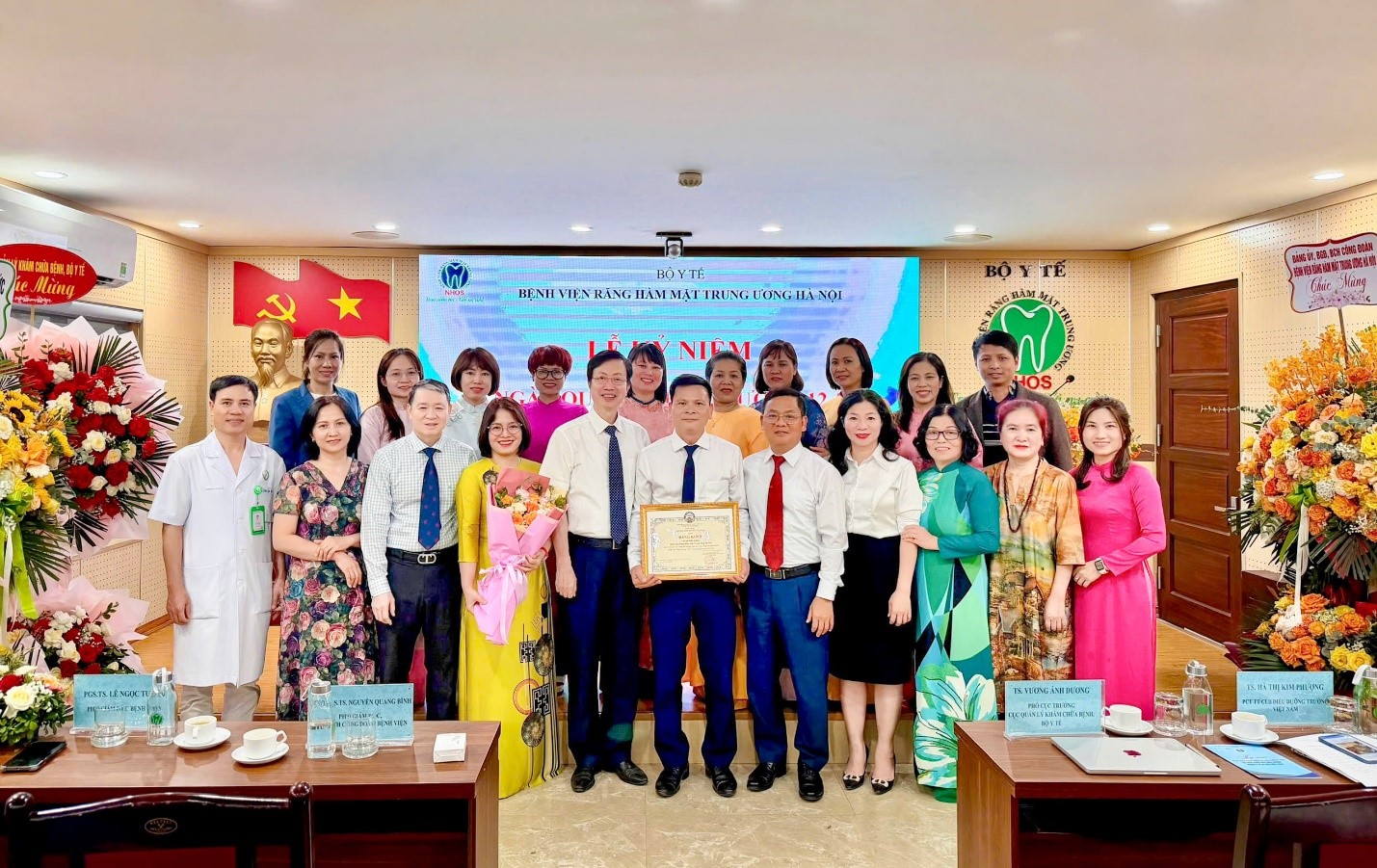 Các đại biểu chụp ảnh lưu niệm